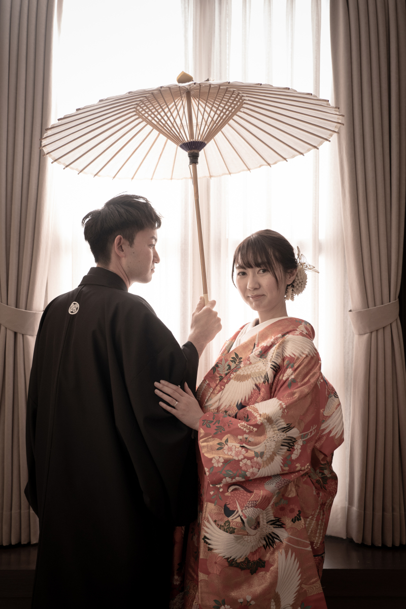 そっと添える手も美しく