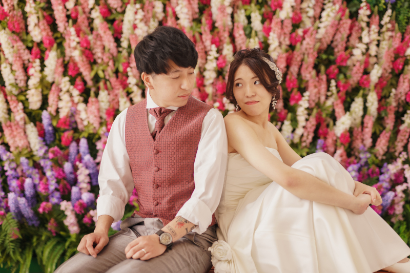 お花畑にいるようなカジュアルなシーン