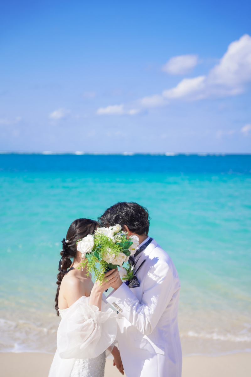 ブーケでお顔を隠した仲良しお二人♪