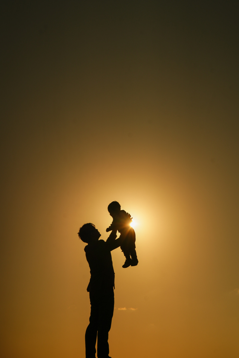 光の中のシルエット