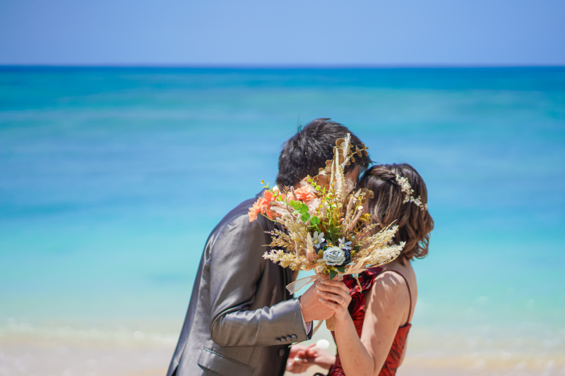 ブーケで隠す照れ笑い