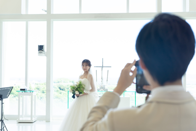 新婦ソロを撮影する新郎