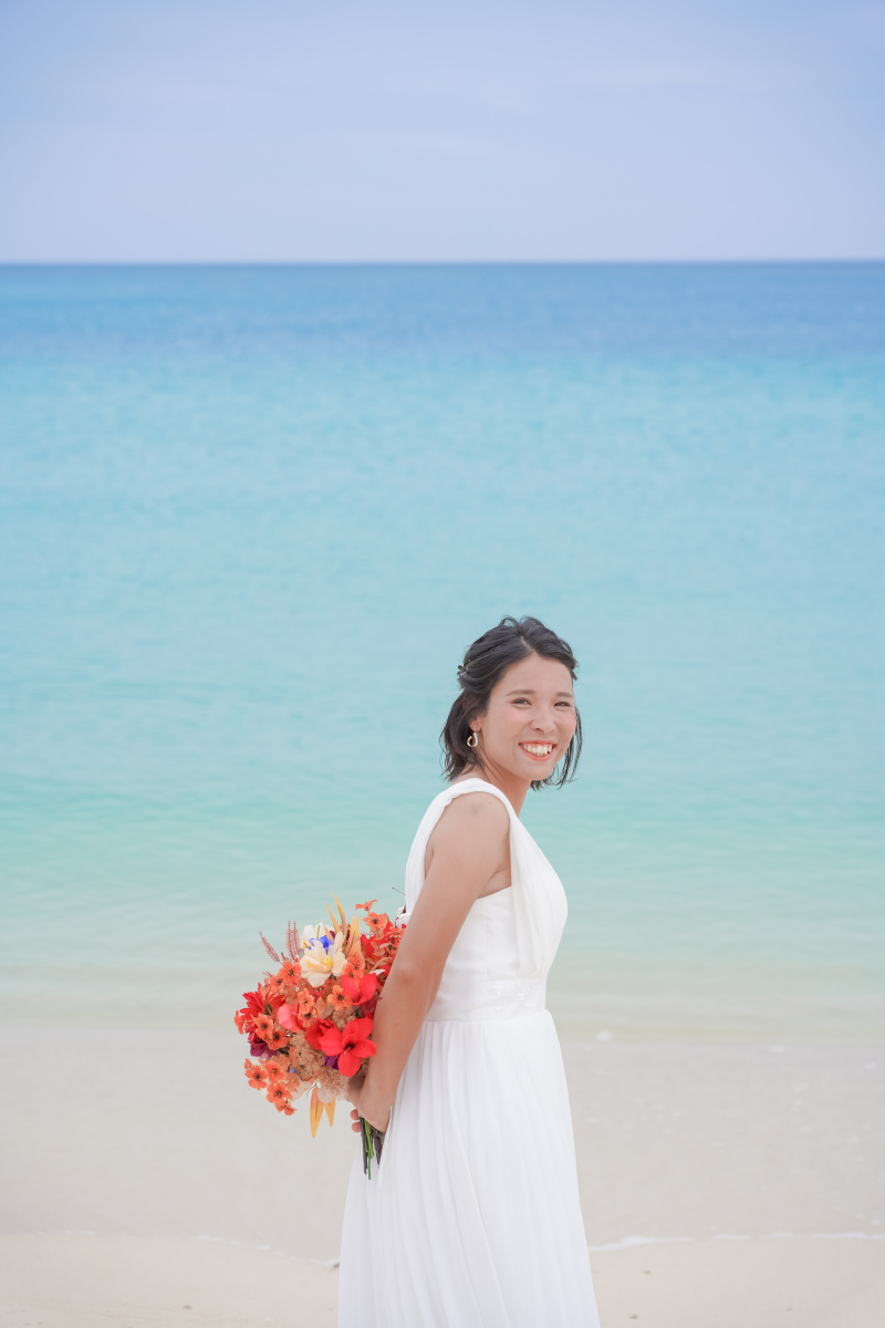 華やかなブーケと太陽のような笑顔