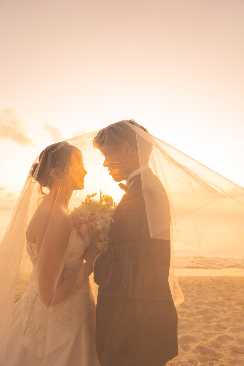 アプリコットカラーからサンセットへ、笑顔がつながる一日