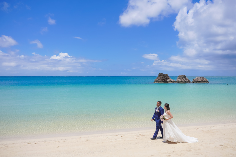 波音に包まれて、ゆっくりと歩むふたりの道