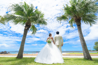 ふたりと新しい命を祝福する海辺の物語