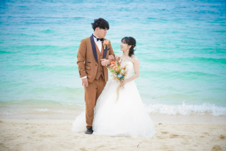 笑ってはしゃいで、ふたりらしく！アラハビーチで楽しむフォトウェディング♪