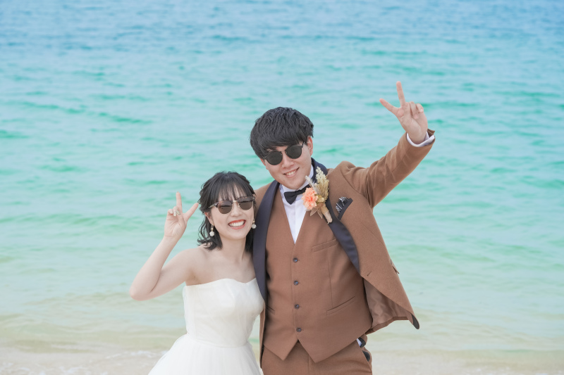 サングラスをかけてピース