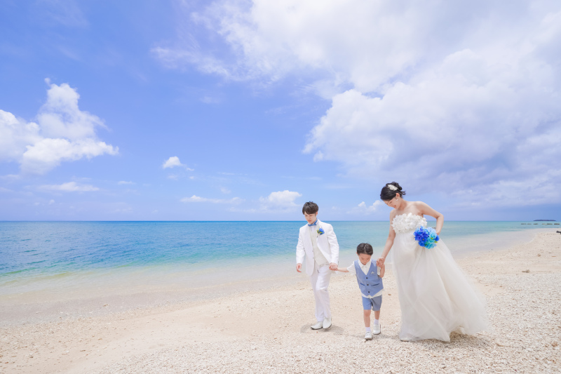 小さな手をつないで