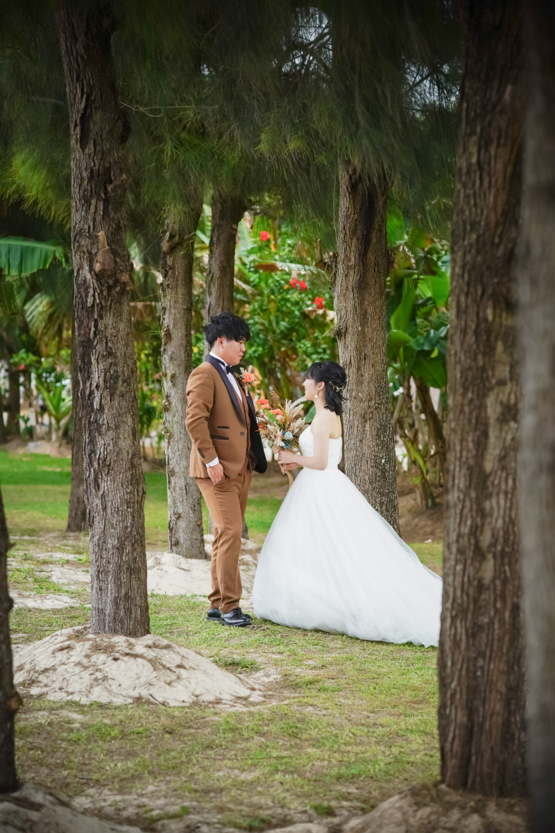 ヤシの木を背景にナチュラルスマイル