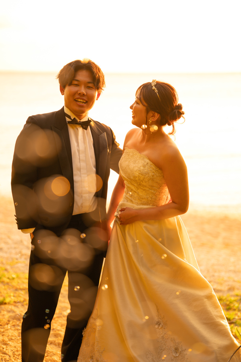 夕暮れのビーチで