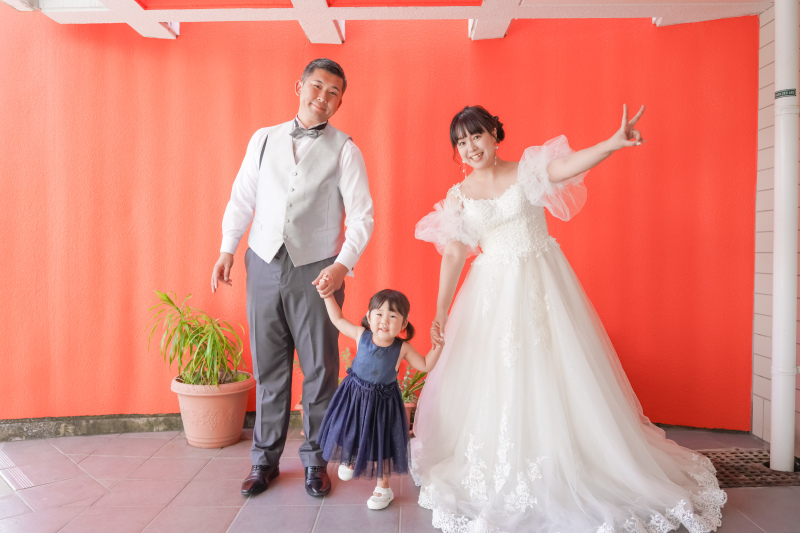 オレンジの壁を背景に、ビタミンカラーでピース