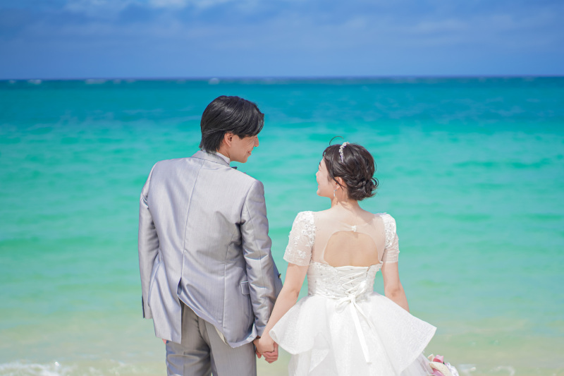 海を眺めながら笑顔ショット