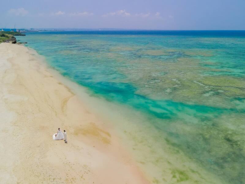 風に舞うドレスと空と海