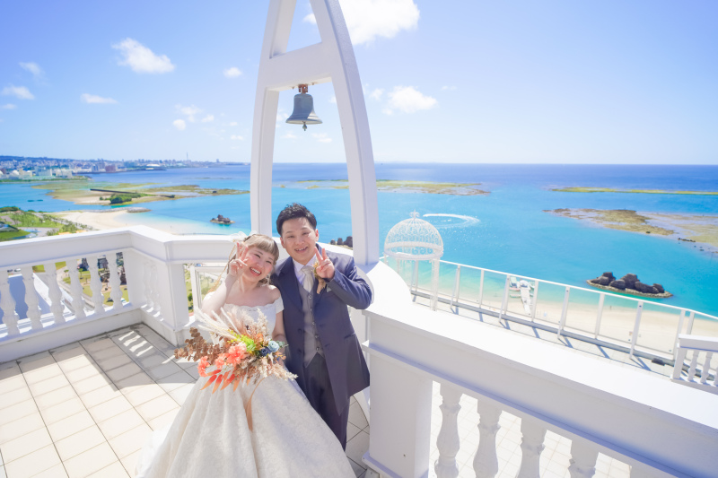 ベルの下でピース！