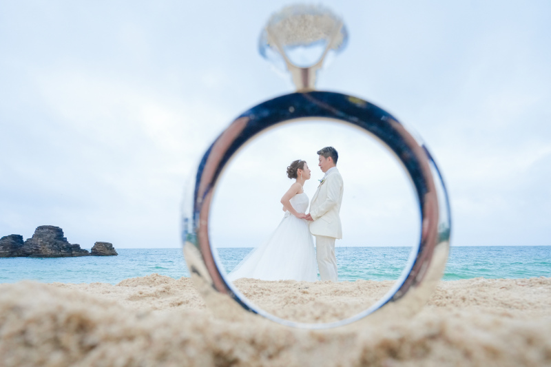 指輪の輪から、見つめ合うふたり