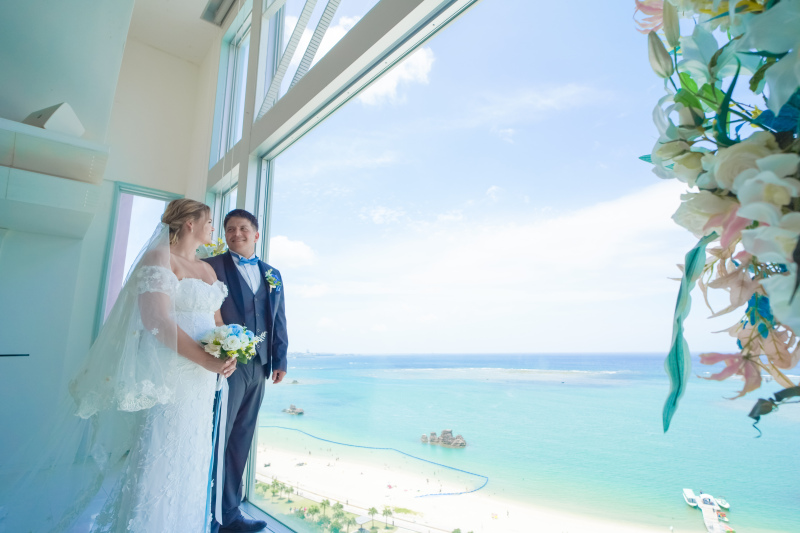 大きな窓越しの海と見つめ合うふたり