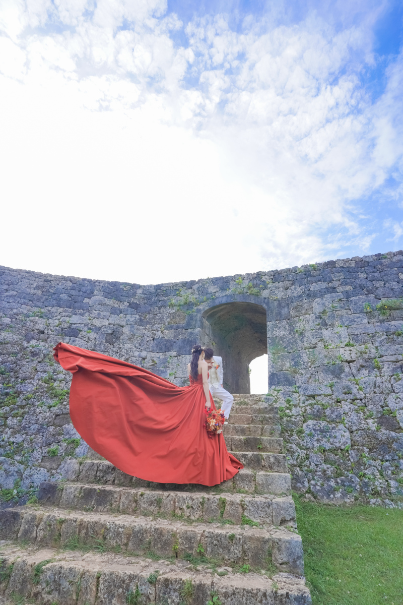 風になびくドレス