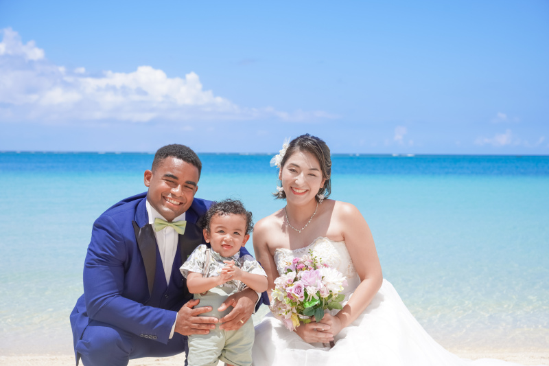 家族の笑顔があふれるビーチフォトウェディング~三人で過ごす素敵な一日~