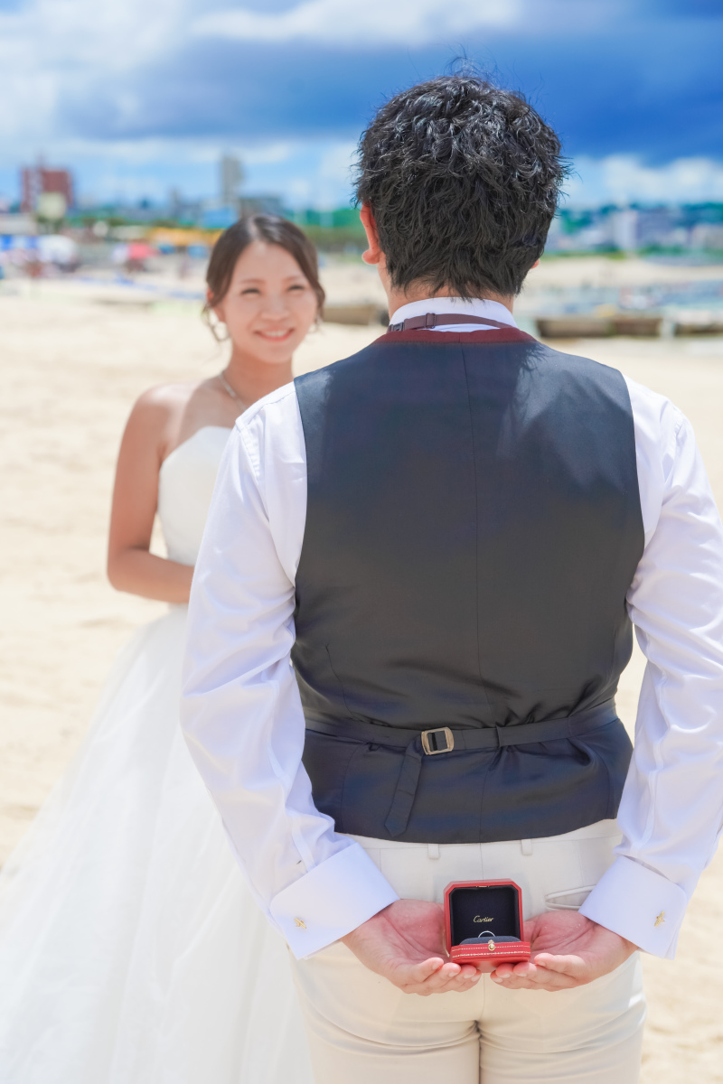 背中越しの視線