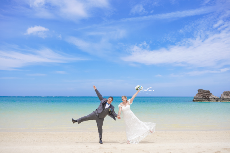 片手を繋ぎ、バンザイポーズ