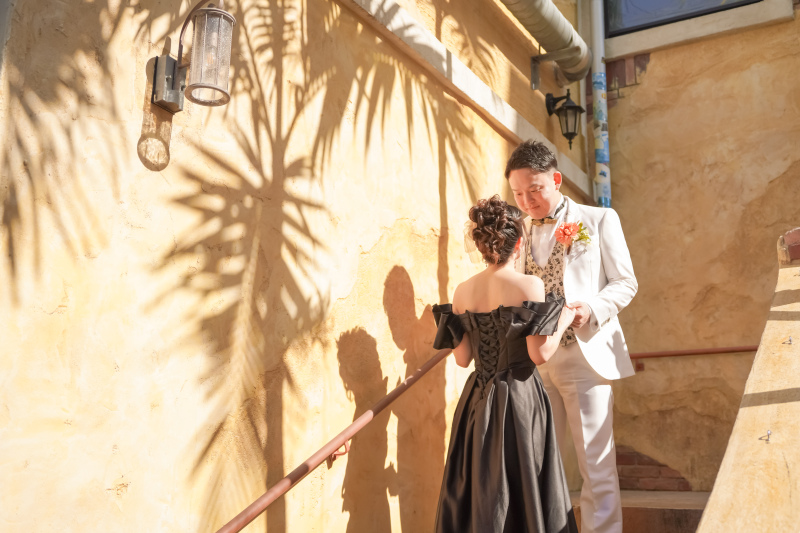 黒ドレスで大人の魅力。階段に残る美しいシルエット