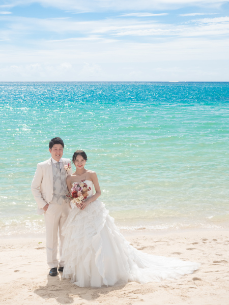 キラキラ海をバックにカメラ目線でしっかりポーズ