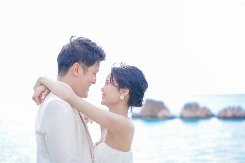 ぎゅっとハグをして、にっこり微笑み合う