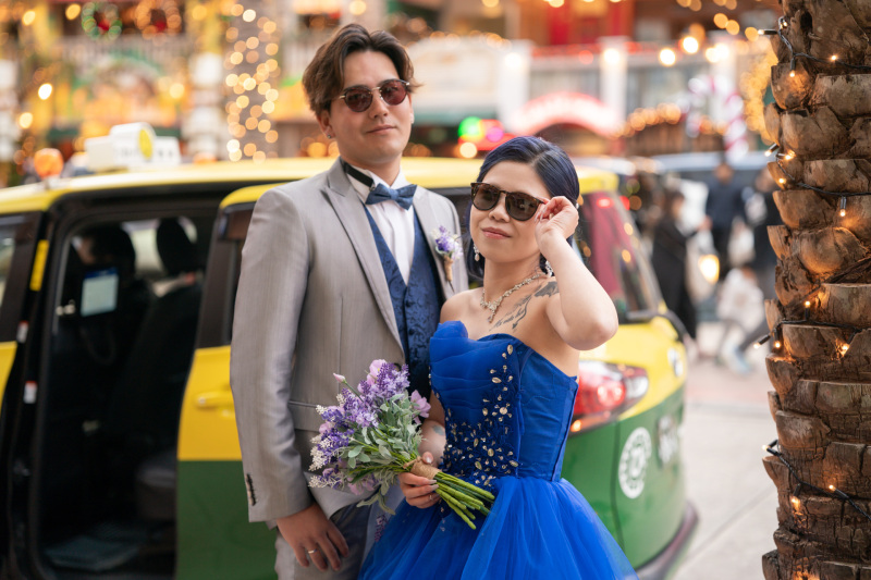 タクシー前で決めポーズ