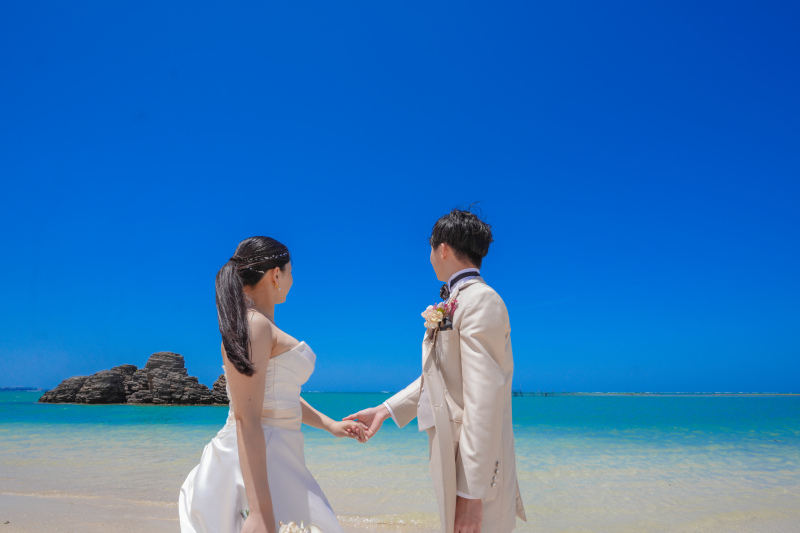 ふたりで手をつなぎ、海を見つめて