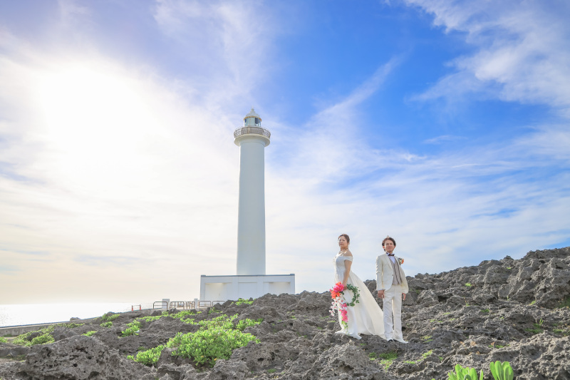 灯台を背景に残波岬へ