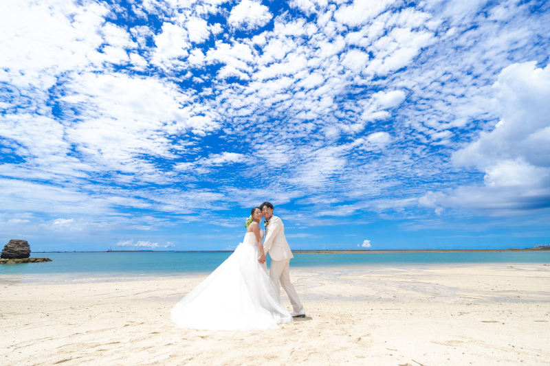 振り向き笑顔の新婦