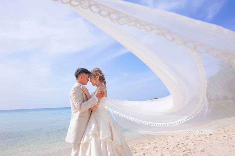 ビーチではシックに撮影スタート！