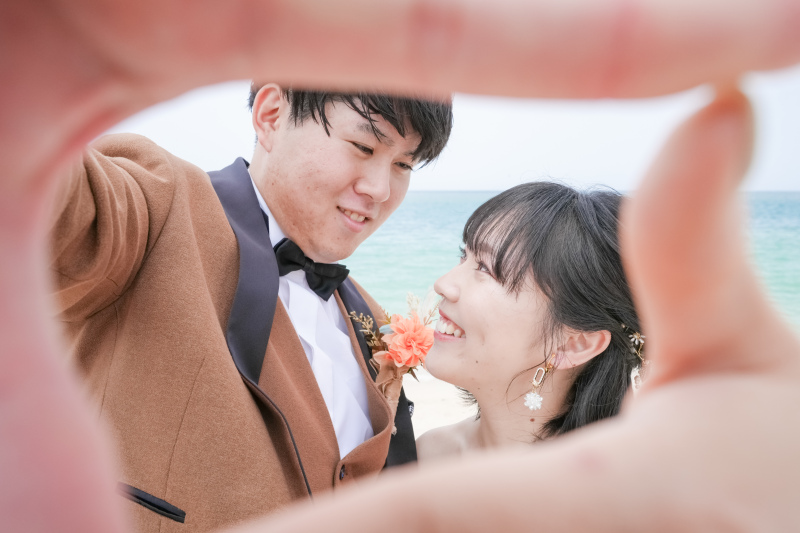 手でつくるフレーム内のふたり