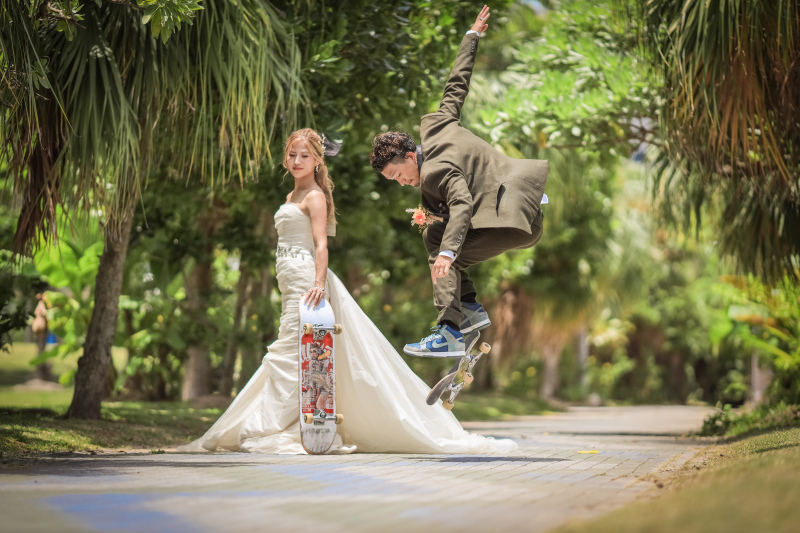 ヤシの木ロードで、スケボーポーズ!