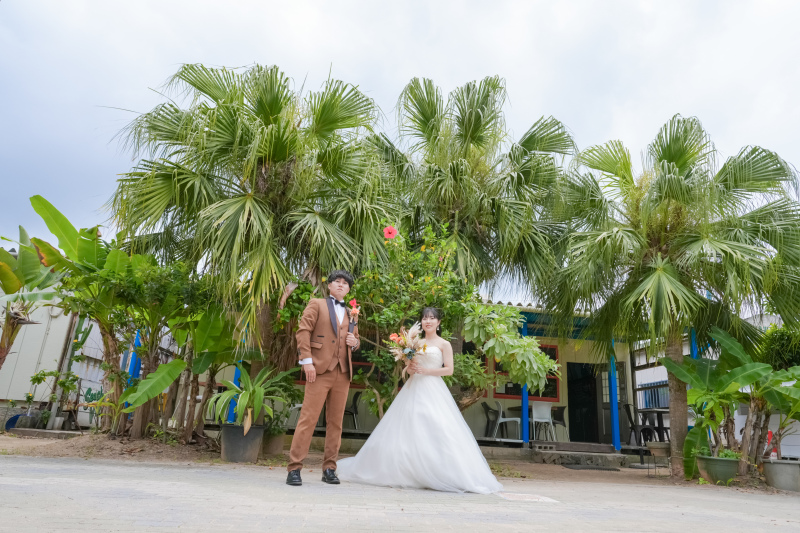 ヤシの木の前でキリッと！