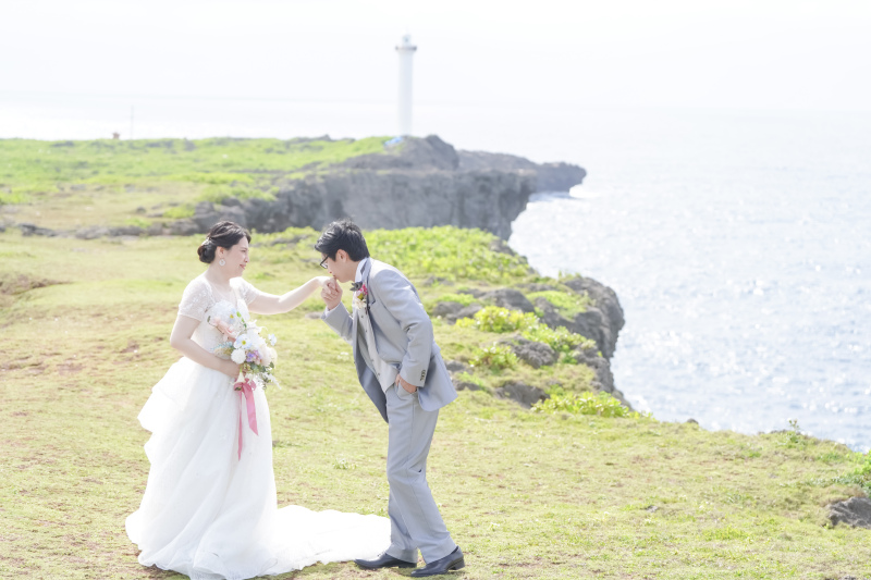 崖のそばで手のひらにキス