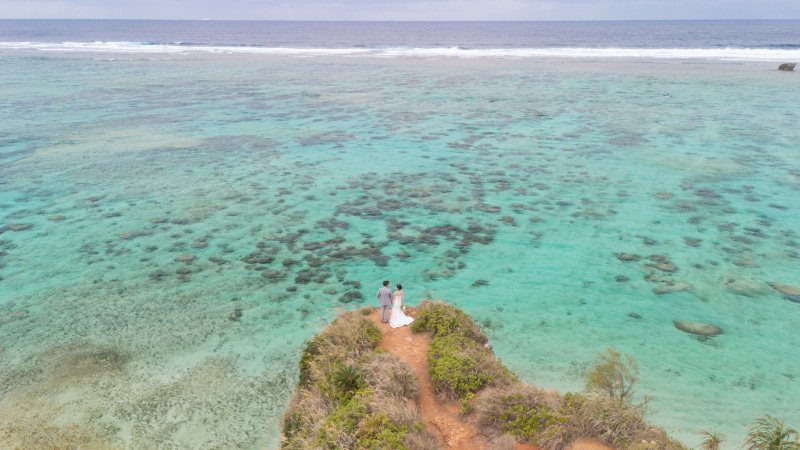 崖の先端からのドローンカット