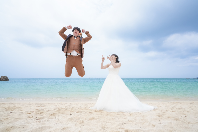 新郎さん大ジャンプ！新婦さんは笑顔でニッコニコ