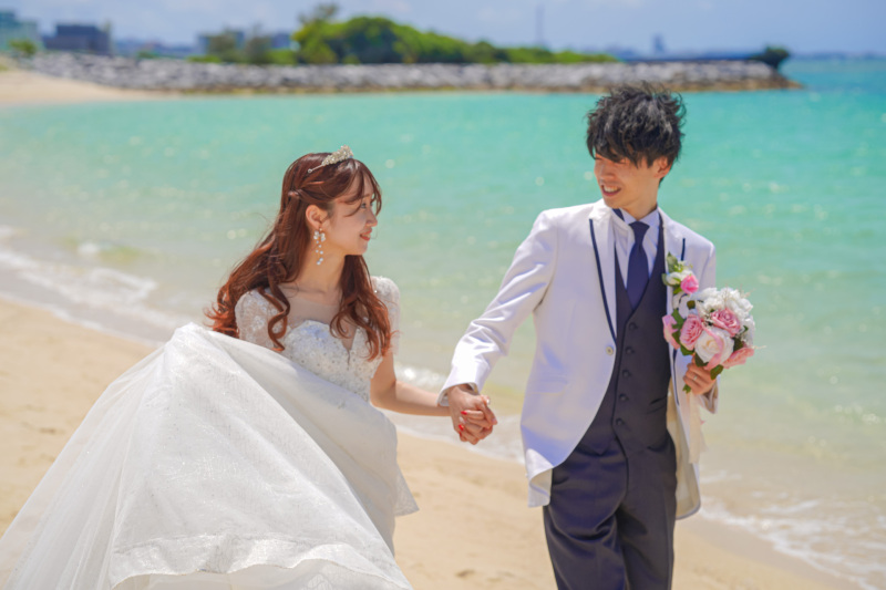 海辺を歩くリードショット