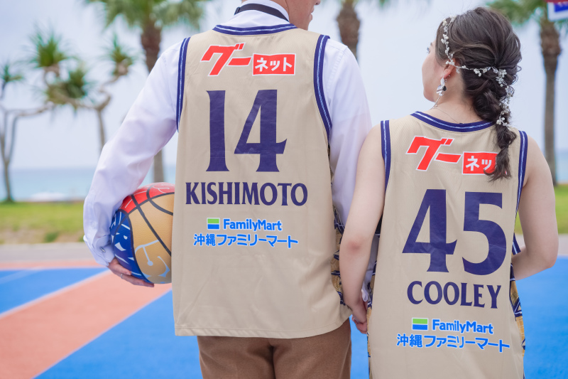 バックショットで魅せる、バスケのユニフォーム