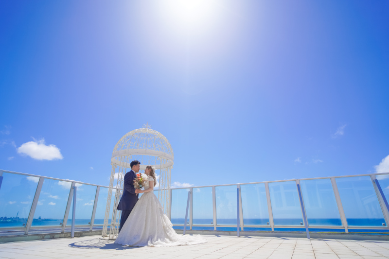 青空の下で向かい合って