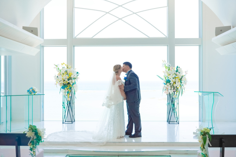 チャペルで愛を誓う