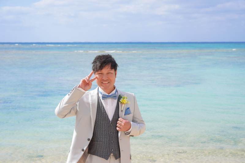 青空と海に包まれた爽やか新郎ショット