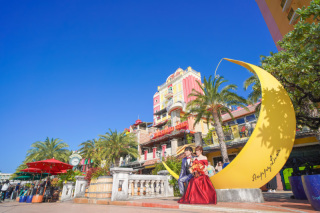 白と赤で彩る海と街フォト