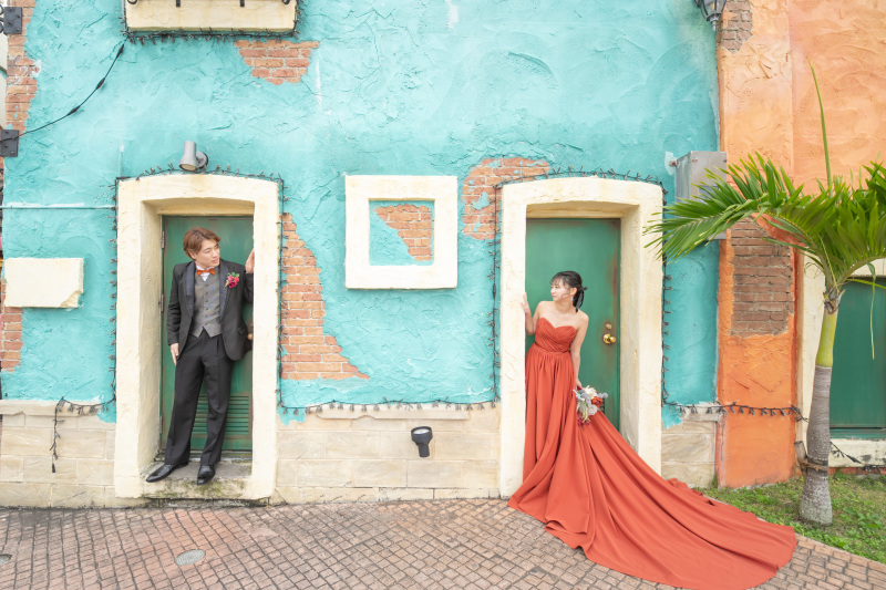 水色の建物の前で