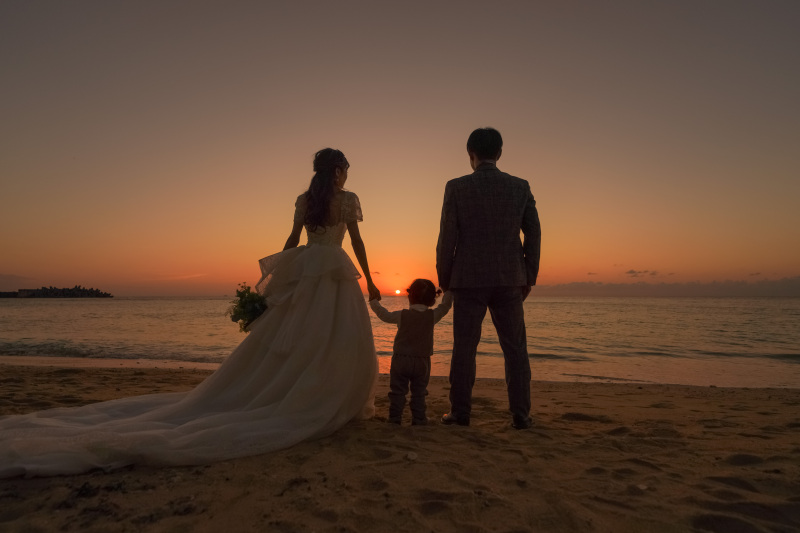 風と光に包まれて ― 残波岬とビーチで紡ぐ、家族のはじまり