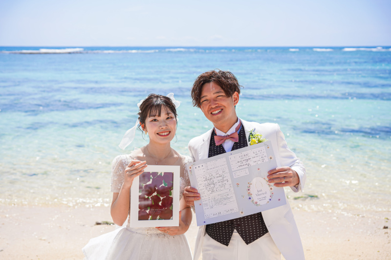 波打ち際で自然な笑顔