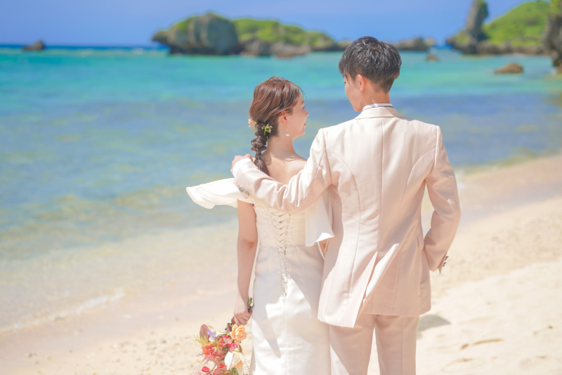 青い海へ歩き出す後ろ姿
