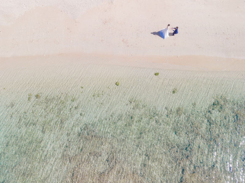 空から広がるビーチのスケールショット